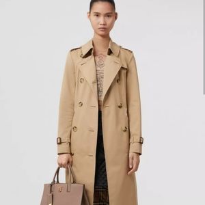 Burberry long Trench Coat With belt, classic botón down, minimalistic w pockets.
